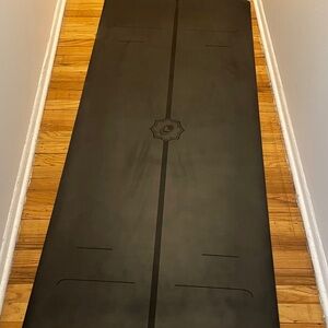 Liforme Black Yoga Mat with Alignment Lines. Comes with bag and tags.